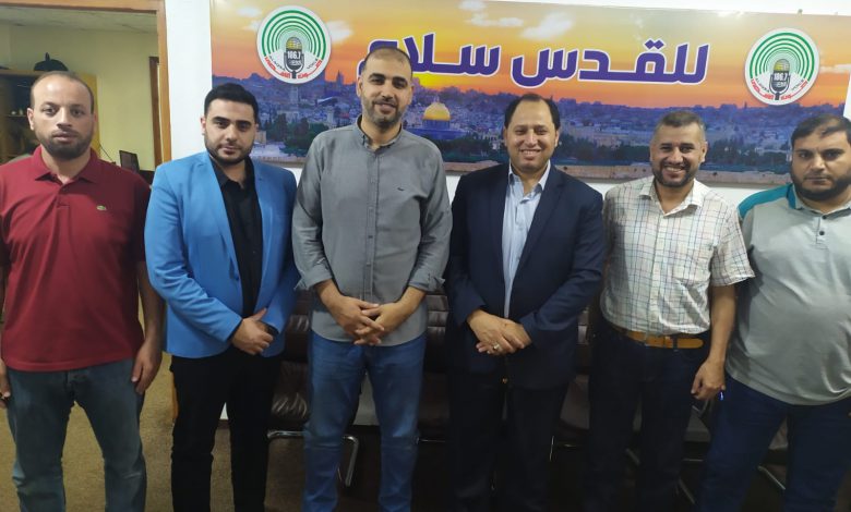 صورة زيارة الزميل عماد زقوت للتهنئة بتوليه منصب مدير عام إذاعة صوت الأقصى