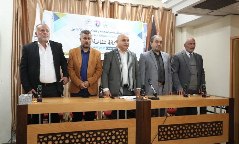 صورة خلال فعالية نظمها منتدى الإعلاميين وقسم الصحافة والنادي الإعلامي بالجامعة الإسلامية استعراض تجارب صحفيين خلال انتفاضة الحجارة