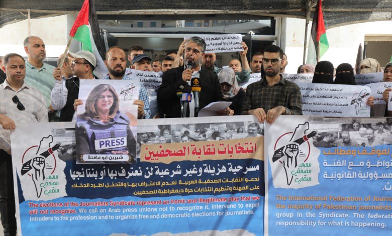 صورة مئات الصحفيين يحتشدون رفضًا لاستمرار “النقابة” في “مسرحية الانتخابات الهزلية”