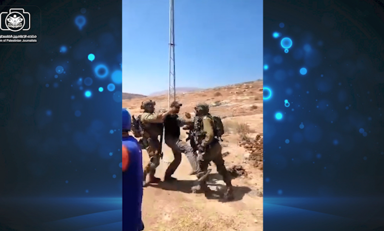 صورة قوات الاحتلال تعتدي على الصحفي محمد أبو ثابت خلال المسيرة الأسبوعية في بلدة بيت دجن شرق نابلس