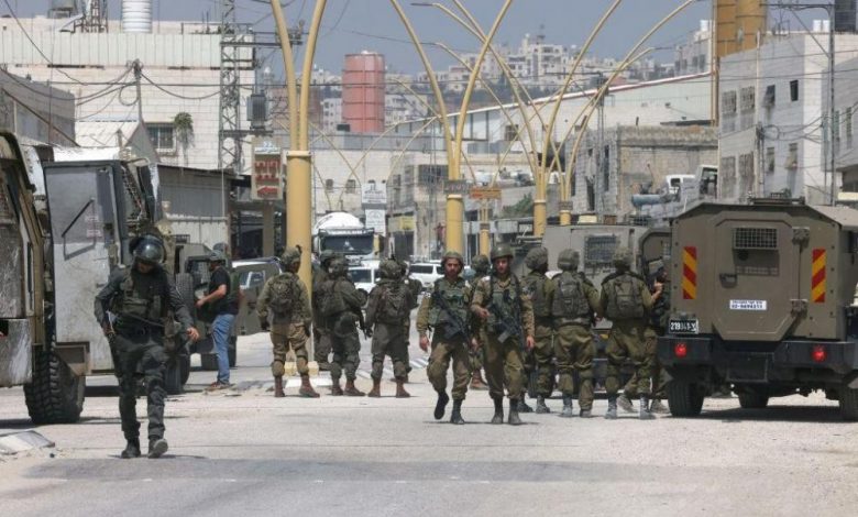 صورة الاحتلال يعتدي على الصحفيين ويمنعهم من التغطية في الخليل