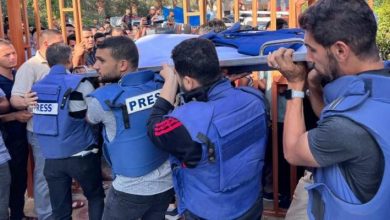 صورة منتدى الإعلاميين لـ شهاب: استهداف الصحفيين في ساحة مستشفى “جريمة مزدوجة” لن تكسر عزيمتنا