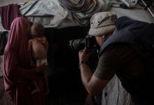 صورة القصة الإنسانية في غزة.. الحيرة القاتلة “عمن نحكي”!