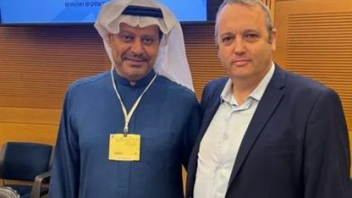 صورة صحفي سعودي يلقي كلمة داخل الكنيست الإسرائيلي.. وسخط واسع (شاهد)