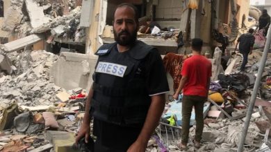 صورة مصور صحفي بغزة للجزيرة نت: كاميرتي مقابل كيس طحين