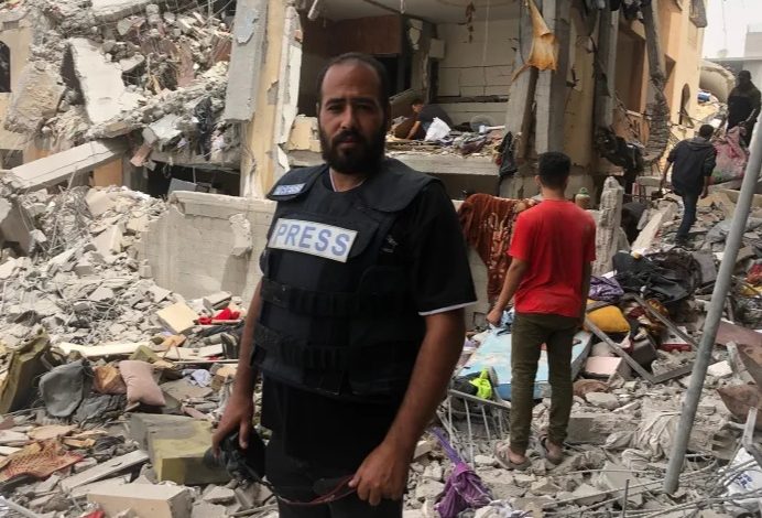 صورة مصور صحفي بغزة للجزيرة نت: كاميرتي مقابل كيس طحين