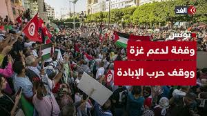 صورة تونسيون يحتجون في شارع الحبيب بورقيبة تنديدًا باغتيال الاحتلال للصحفيين في غزة ورفضًا للتطبيع