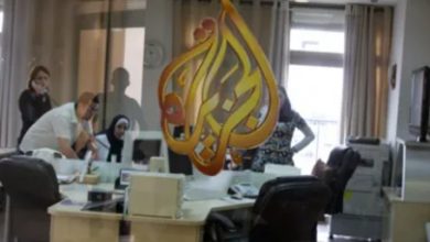 صورة يقتحم الاحتلال يقتحم مقر شبكة الجزيرة برام الله ويمدد إغلاقه