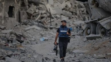 صورة المصور علي جاد الله: أبحث عن لحظة إنسانية داخل الموت بغزة